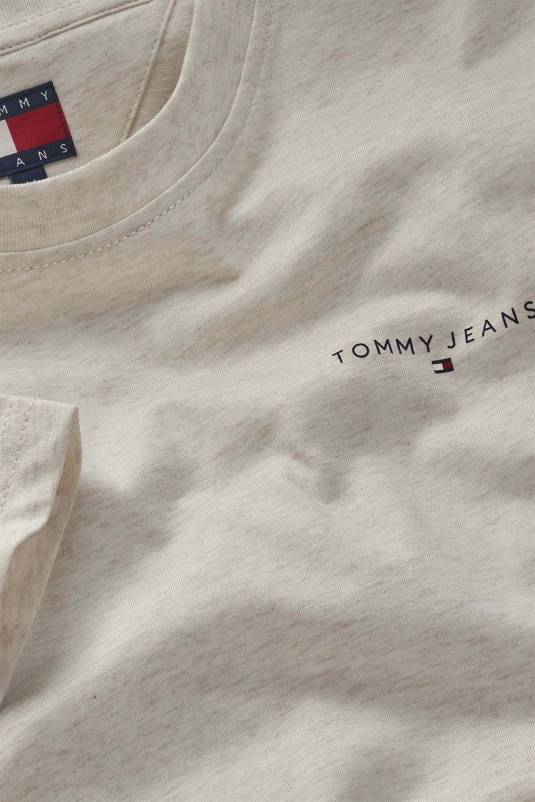 Camiseta Beige Tommy Jeans Beige Oat Marl Htr Slim Linear Chest Tee Ext DM0DM21188AE3 - Imagen 7