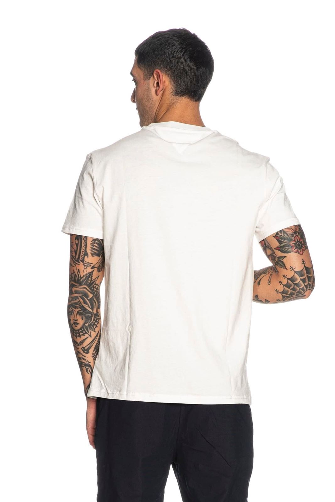 Camiseta Blanca Tommy Jeans Tjm Slim Linear Ches Ecru - Imagen 2